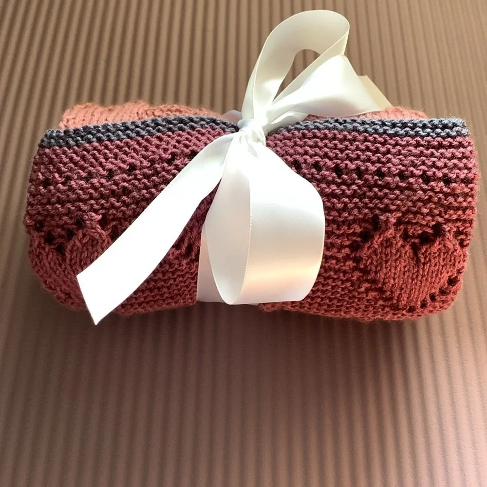 {Knit Baby Blanket} 💕heart design